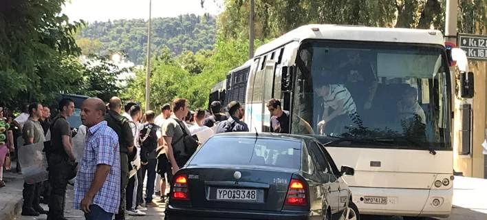 Στο αυτόφωρο τα μέλη του Ρουβίκωνα – Με χειροπέδες στον εισαγγελέα (εικόνα)